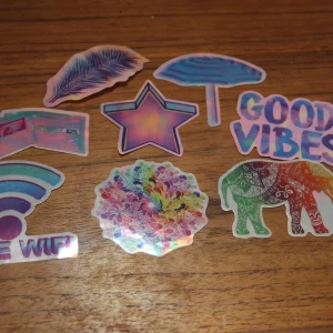 8 stycken  klistermärken  - 8 stycken klistermärken som skimrar. 13kr + 11kr frakt. Kolla gärna mina övriga annonser, jag samfraktar! (köper du just detta klistermärke-kit tillsammans med ett annat får du detta kit för 8kr)