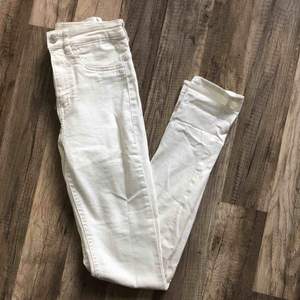 Vita stretch jeans från h&m med hög midja. Anv ett fåtal ggr köparen står för porto