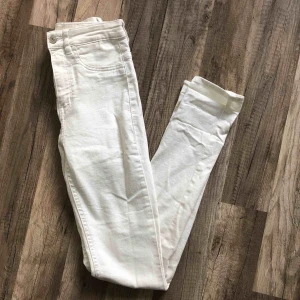  - Vita stretch jeans från h&m med hög midja. Anv ett fåtal ggr köparen står för porto
