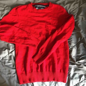  - Som ny, röd stickad Tommy Hilfiger tröja. Stl ungdom 16/18 är som stl XS Köparen står för porto