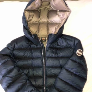  - COLMAR jacka!! Passar hur bra som helst till hösten eller tidig vinter. Helt i nyskick, inga defekter. Nypris cirka 5000kr buda!!🤍🤍🤍
