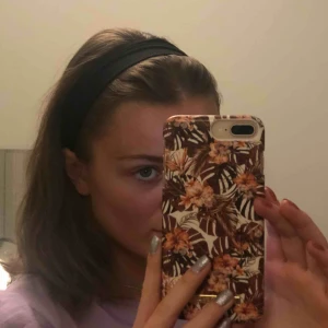  - Ett svart och ett grått trendigt hårband. Bra kvalité och använda fåtal gånger.