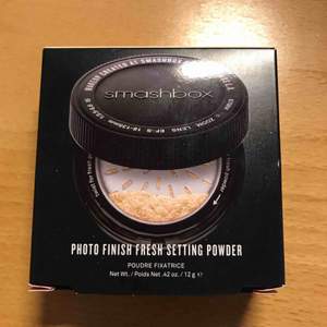 Smashbox Photo Finish Fresh Setting Powder 01 Translucent Light   Köpt för 370kr men säljer för 200kr. Använd cirka 3 gånger, säljer pga lite för mörk färg för mig.