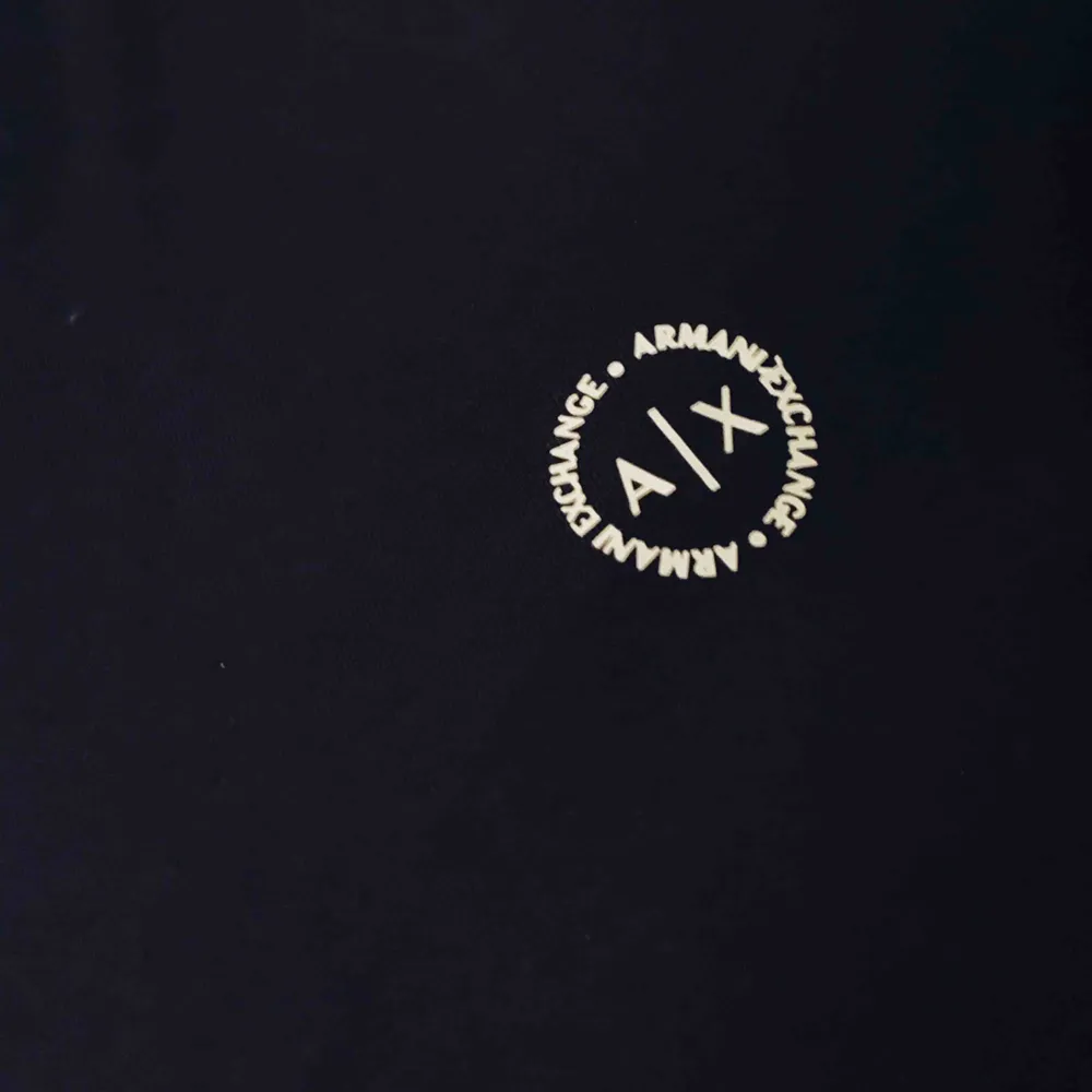 En marinblå t-shirt från Armani. Aldrig använd, töjbart och skönt material.Köparen står för frakt. . T-shirts.