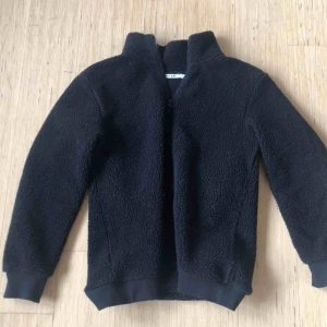  - En oversize teddy tjocktröja. Jättefin och passar även dem som i normalt fall har M i storlek. Säljer då jag inte använder den. Frakt ingår.