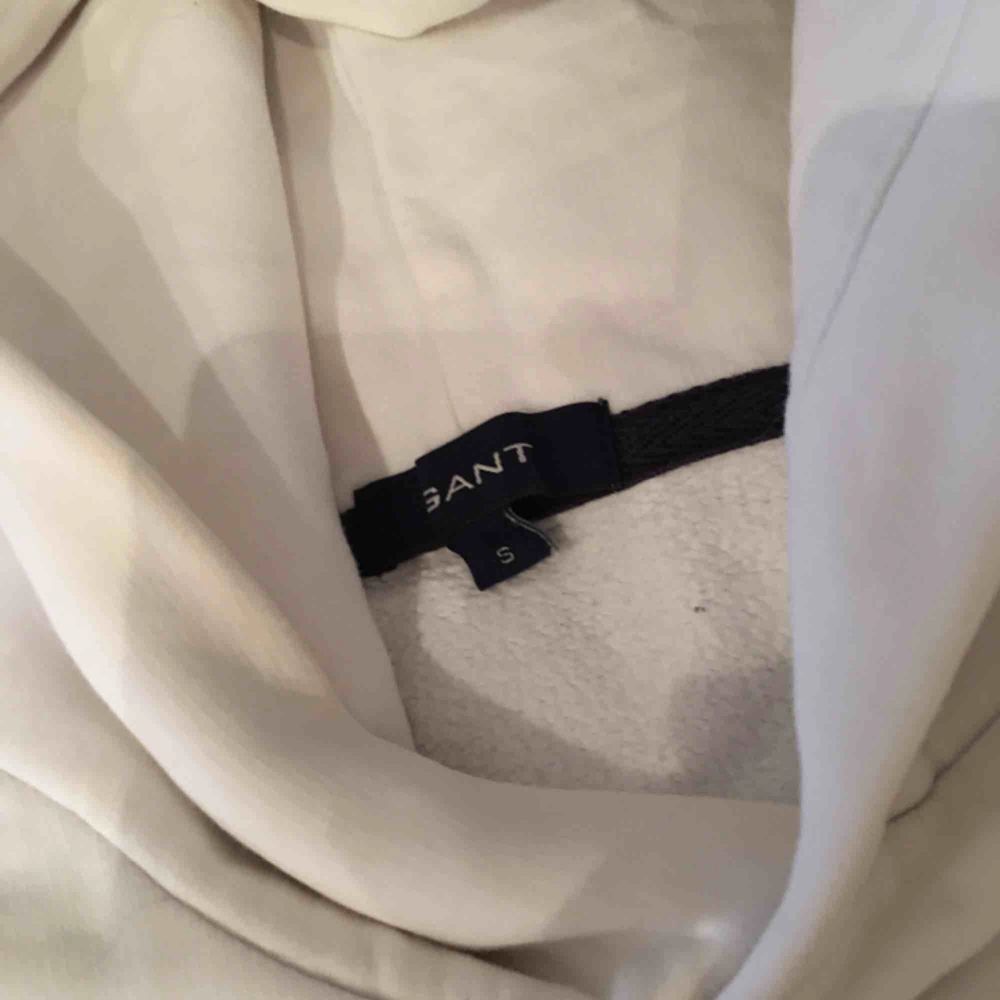 Gant hoodie storlek S, köparen står för frakten. Huvtröjor & Träningströjor.