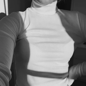  - Vit ribbad polo tröja från NAKD, använd 1 gång! Nyskick