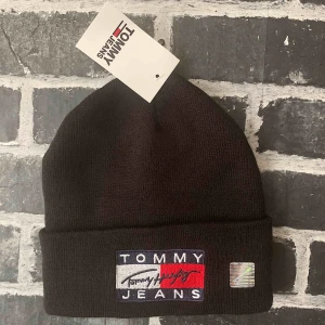  - Svart Tommy Jeans Mössa Storlek: ONE SIZE Frakt med spårnummer kostar 63kr