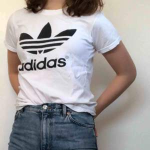 Adidas t-shirt, 40kr + frakt :) kontakta för mer info
