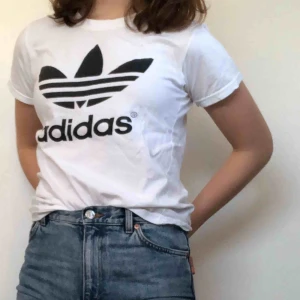  - Adidas t-shirt, 40kr + frakt :) kontakta för mer info