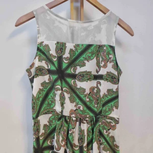  - Jättefin topp i tunt tyg från BikBok. Finns två dragkedjor (i sidan och i ryggen), är i storlek M. I bra kvalité och skick! Fraktkostnad tillkommer på 18kr, jag ansvarar ej för postens hantering. 