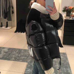  - Världens finaste Moncler jacka från den senaste kollektionen. Köpt på Nathalie Schuterman för ca 11 000kr, inget slitage över huvudtaget. XS, men passar mig som är en S!