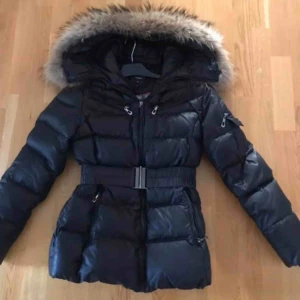  - HOLLIES JACKA  STORLEK 40 (M) Passar även storlek S  (jackan är som one size passar till alla )   KÖPT FÖR 4500kr Använt bara den 3 gånger säljer pågrund av köpte en ny jacka behöver inte den inga skador på jackan :) 