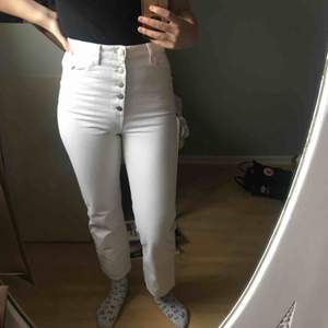 Tighta vita byxor från Lindex i jeans-aktigt material. Riktigt hög midja som sitter bekvämt. Använda en gång. 