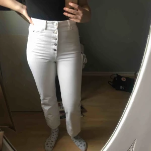 Vita byxor  - Tighta vita byxor från Lindex i jeans-aktigt material. Riktigt hög midja som sitter bekvämt. Använda en gång. 