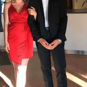  - säljer min fina balklänning! från linn ahlborg x nakd ss18 kollektion tror jag. i röd satin, sitter jättebra på kroppen. köpare står för frakt💖💖