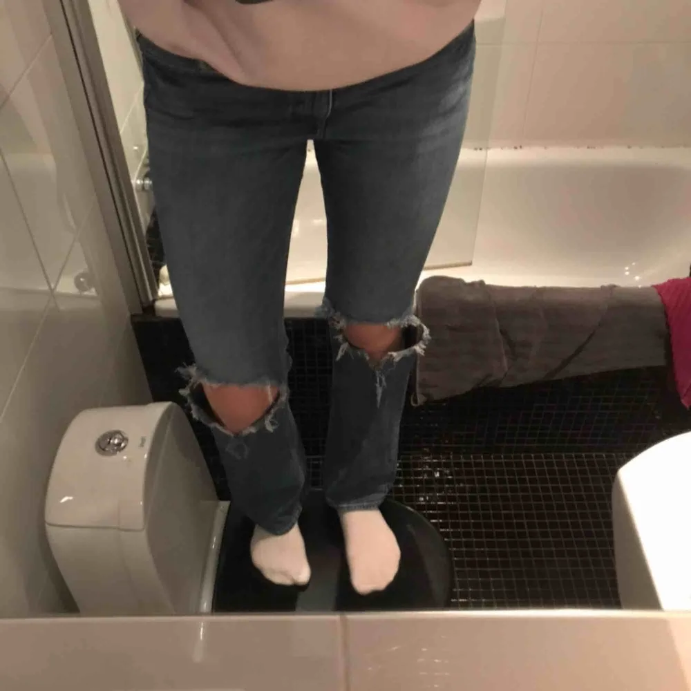 Blåa typ raka jeans, i fint skick. Använder alldeles för sällan så säljer de⚡️💕. Jeans & Byxor.