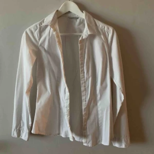  - Vit skjorta från h&m. Har ett lite grövre tyg vid kragen. Hittar inte storleken, men skulle gissa på att den är en 34. Den är sparsamt använd och i gott skick.   Möts upp i Stockholm. Men skickar även via posten, frakten är ej inkluderad. 📮