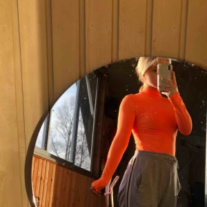  - Super snygg neon orange body från Bershka! Säljs pga den inte används så mycket. Köparen står för frakt