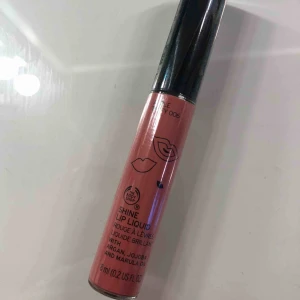  - Oöppnat The body shop läppglans i färgen ”Apple Taffy 006”. En brun-neutral färg utan skimmer. Värde 95kr. Cruelty free :)   +10kr i frakt