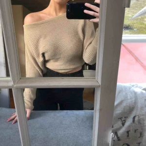  - En mysig beige tröja från nakd. Den är halv off shoulder i stl S💕