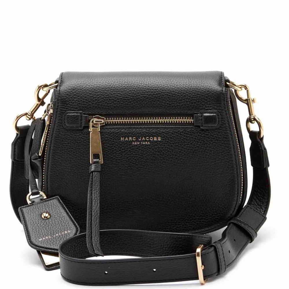 Säljer min fina Marc Jacobs väska i modellen ”Small Nomad Crossbody Bag 001 Black”. Köpt i Paris för 400 euros (ca 4000 kr). Verkar slutsåld på alla hemsidor och väskan är helt i nyskick då den tyvärr sällan kommer till användning. 💞💞💞✨✨. Väskor.