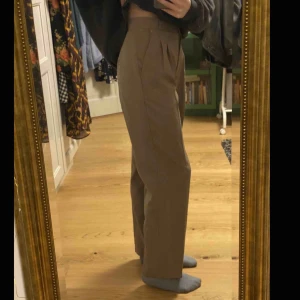  - Snygga byxor från beyond retro💖 passar mig som har strl 36 i byxor! Möts helst upp i sthlm annars står köparen för frakten!