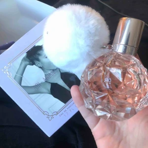  - Ari By Ariana bruten förpackning men helt oanvänd parfym! köpt på kicks kan mötas i helsingborg eller ängelholm eller frakta mot betalning!