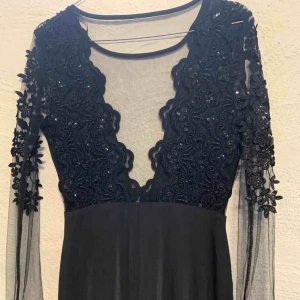  - Den perfekta klänningen för speciella tillfällen! Använd 1 gång och i mkt bra skick! Långärmad med paljetter  och slits nedtill!  Stretchig material med dragkedja sidan!