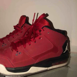  - Ett par vintage röda jordans!! Mer en 38,5 än 39! <3 säljs billigt då dem inte är nyskick men fortfarande väldigt snygga