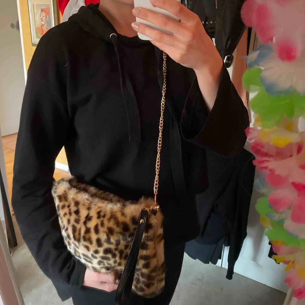 Leopard väska med guldkedja, perfekt storlek till utgång/fest!🖤🐆. Väskor.