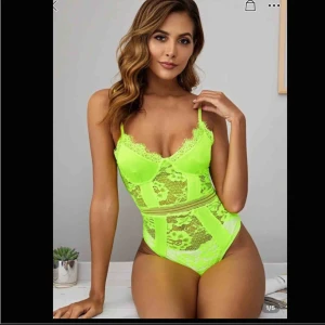  - Nyångrön body aldrig använd, den går att knäppa längst ner och shystera längesen vid axelbanden 