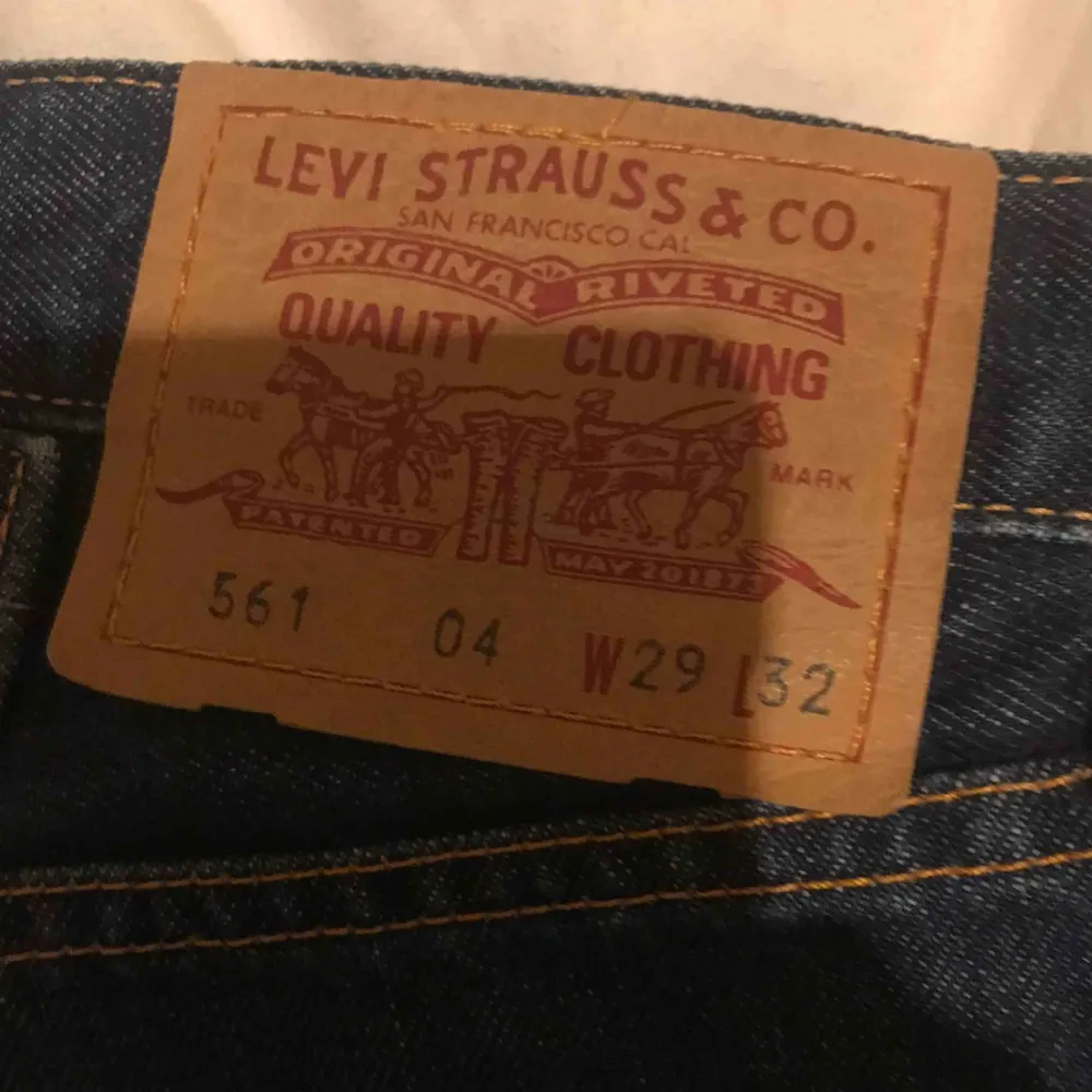 Säljer ett par levis jeans, som aldrig är använda. De är i demin färg och är raka i modellen. Storlek: W29 L32  Kan mötas upp i Stockholm eller frakta, men då står köparen för frakten💞. Jeans & Byxor.