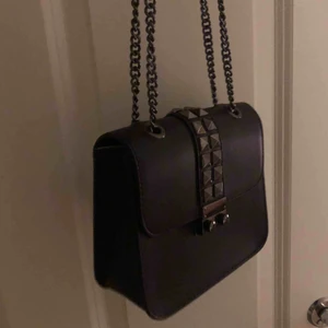  - Valentino inspirerad väska i äkta läder, så snygg!! 