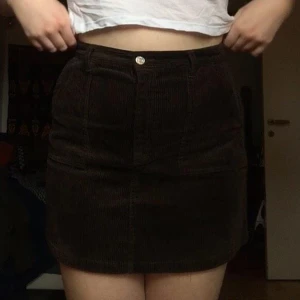 Brun manchesterkjol - Säljer denna superfina manchesterkjolen från Monki som jag använder alldeles för lite ❤