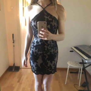  - Bodycon klänning med korsets rygg Mönstret är med paljetter