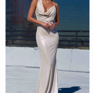  - otroligt fin balklänning från club l london, aldrig använd säljer eftersom den tyvärr är för stor på mig som vanligtvis har S. frakt står köparen för💫