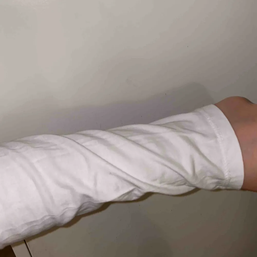 En vit långärmad gant tröja i barn strl 158-164 men passar S. I fint skick säljs då den inte använts på länge, Möts upp i stockholm eller fraktar<3 (frakt ingår inte i priset& ingen bytesrätt). Tröjor & Koftor.