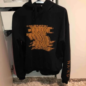  - En snygg hoodie från na-kd, knappt använd 