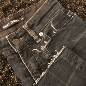 As snygga jeans från Filippa K med avklippt kant där nere.  Nypris 1700