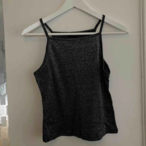  - Glittrigt linne från MONKI. Köparen står för frakt. 