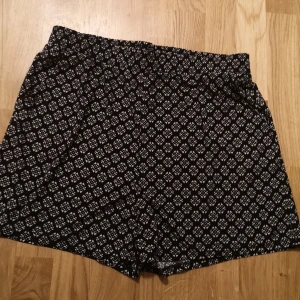 Shorts - Lätta sköna shorts obetydligt använda 