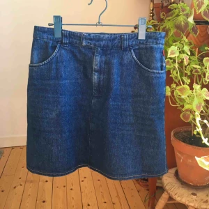  - Jeanskjol köpt på vintageaffär, men i mycket bra skick!  Har fickor fram, gylf och två knäppbara knappar. 