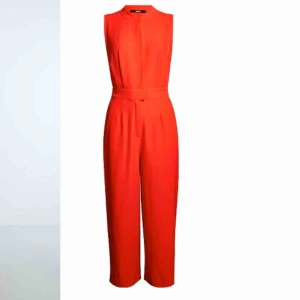  - Ja Säljer min superduperfina jumpsuit, säljer den pågrund av att den inte kommer till användning 🥺 den är kortare i benen och har en öppning över bröstet. Kan mötas upp i Borås annars tillkommer frakt. 