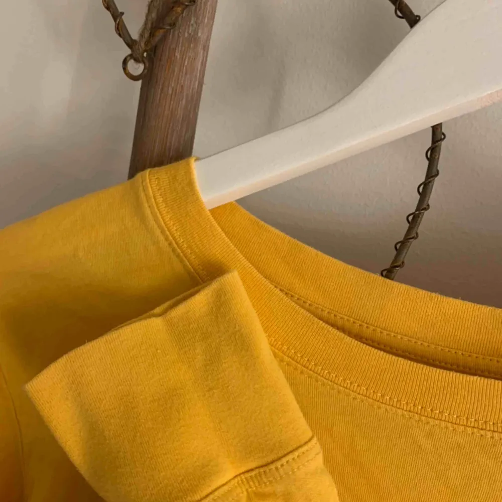 En superfin gul croppad tröja ifrån BikBok.💛I bra skick!🌼 Frakt är inräknat i priset!🌻☀️. Toppar.