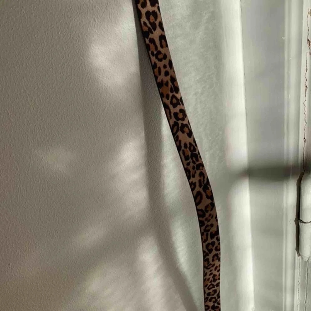 Nästan helt oanvänt leopard mönstrat skärp från h&m. 🐆 frakt tillkommer . Accessoarer.
