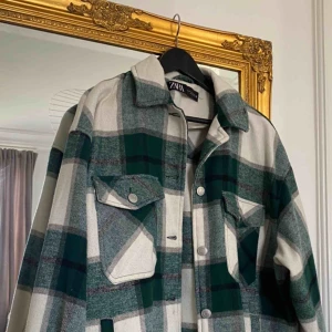  - Grön, rutig jacka från Zara, använd ett fåtal gånger. Säljer då den inte kommer till användning. Skriv gärna för fler bilder eller frågor. Frakt tillkommer om inte annat har bestämts. 