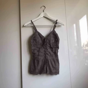  - Somrig topp med snörning fram. Fin passform.  Köparen betalar fraktkostnad. 