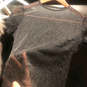  - As ball genomskynlig glittrig tshirt från Brandy Melville. Snygg på fest, eller att ha över en annan tröja/tshirt eller bara över bikinin!❤️😚 Skriv om ni vill ha bilder med den på orkade bara inte byta om ;D