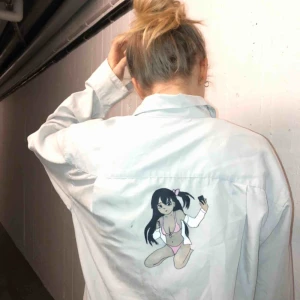  - Superskön skjorta med handmålat motiv!  Passar de flesta storlekar Modellen bär vanligtvis storlek XS💐